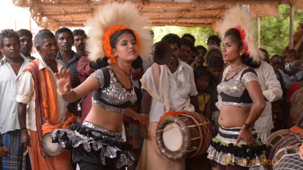 Kadhal Theeyai Kaiyil Edu Movie Stills 