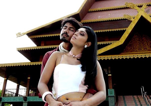 Kola Kolaya Mundhirika Movie Stills