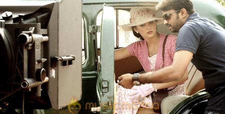 Madrasapattinam Working Stills