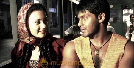 Madrasapattinam Working Stills