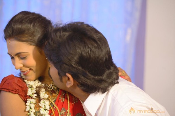 Nee En Uyire Movie Stills  