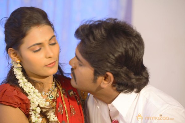 Nee En Uyire Movie Stills  