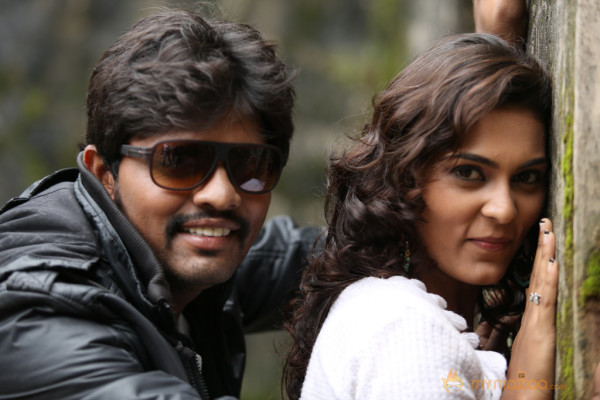 Nee En Uyire Movie Stills  