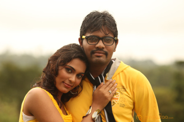 Nee En Uyire Movie Stills  