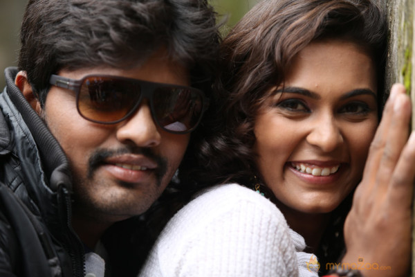 Nee En Uyire Movie Stills  