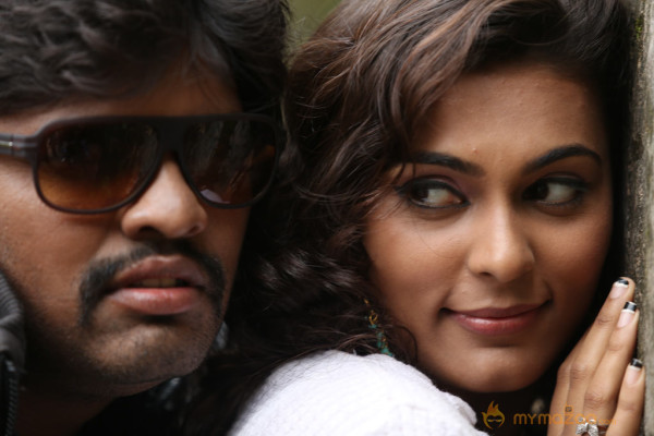 Nee En Uyire Movie Stills  