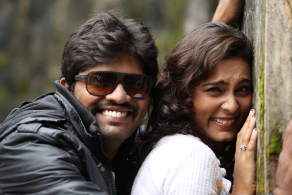 Nee En Uyire Movie Stills  