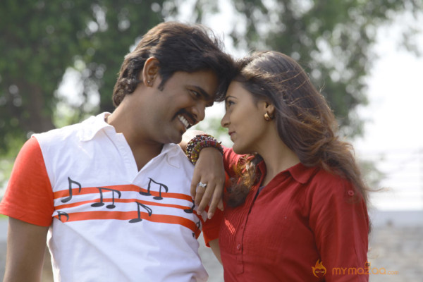 Nee En Uyire Movie Stills  