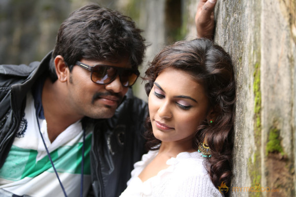 Nee En Uyire Movie Stills  