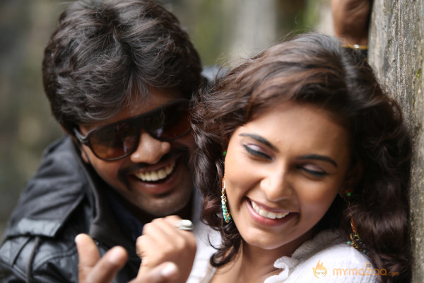 Nee En Uyire Movie Stills  