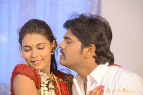 Nee En Uyire Movie Stills  