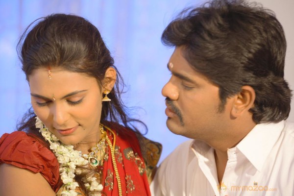 Nee En Uyire Movie Stills  