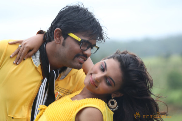 Nee En Uyire Movie Stills  