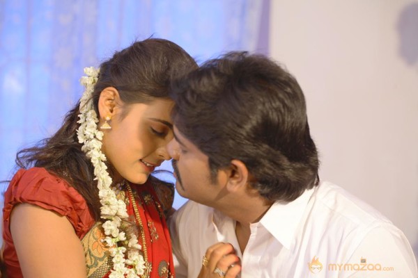 Nee En Uyire Movie Stills  