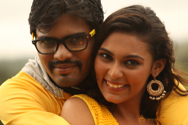 Nee En Uyire Movie Stills  