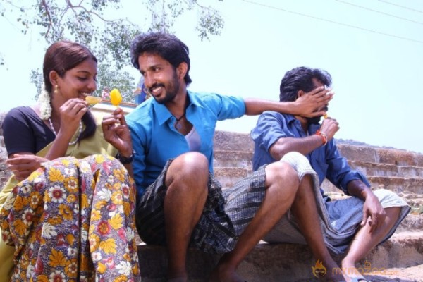 Oru Thozhan Oru Thozhi Tamil Film Stills