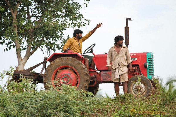 Pannaiyarum Padminiyum Movie Stills 