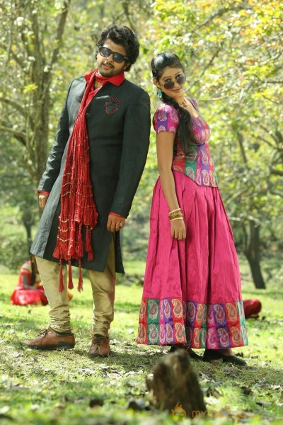 Puthusa Nan Poranthen Movie Stills