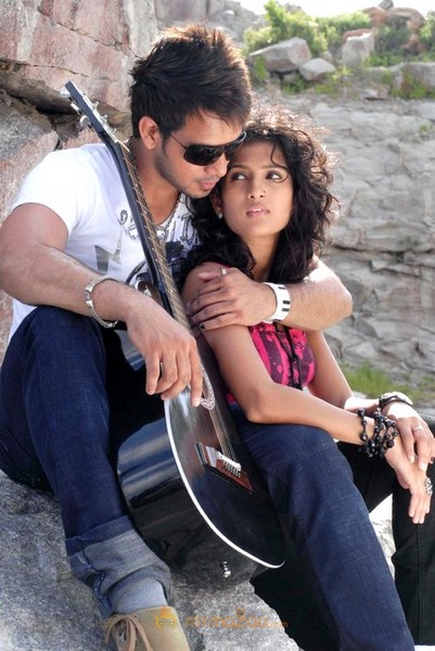 Vaanam Movie Still