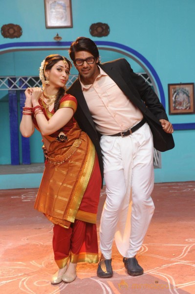 Vasuvum Saravananum Onna Padichavanga Tamil Movie Stills