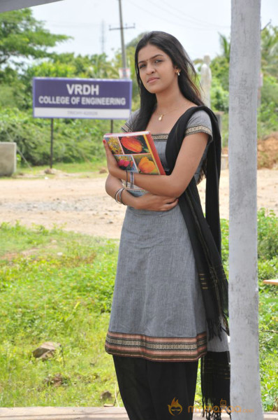 Vidiyum Varai Vinmeengalaavom Movie Stills 