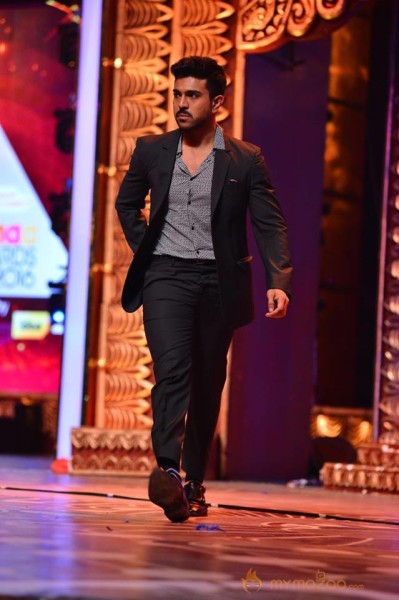 MEGA HUNGAMA 2016: Megastar Chiranjeevi Live Performance Photos at CineMAA Awards 2016