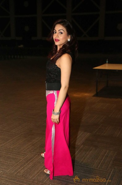  Aksha Pardasany New Pics 