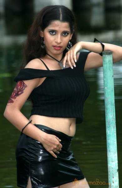  Anisha Khan 