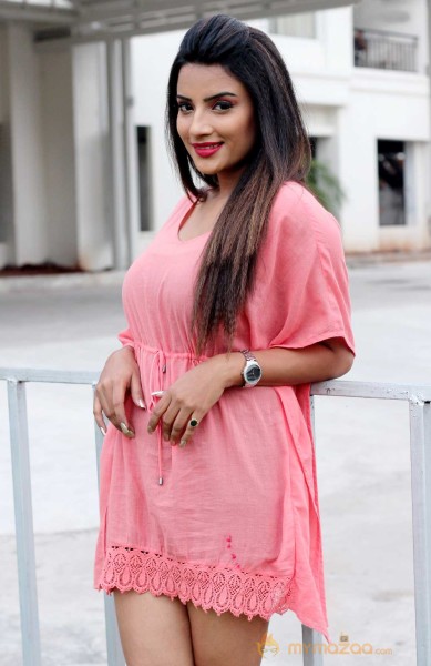  Jyotii Sethi Photoshoot On Pink Frock 