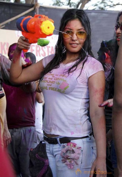  Komal Jha Celebrates Holi 