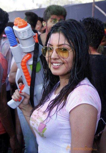  Komal Jha Celebrates Holi 