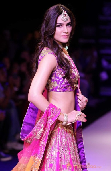  Kriti Sanon IIJW 2015 Ramp Walk Stills 