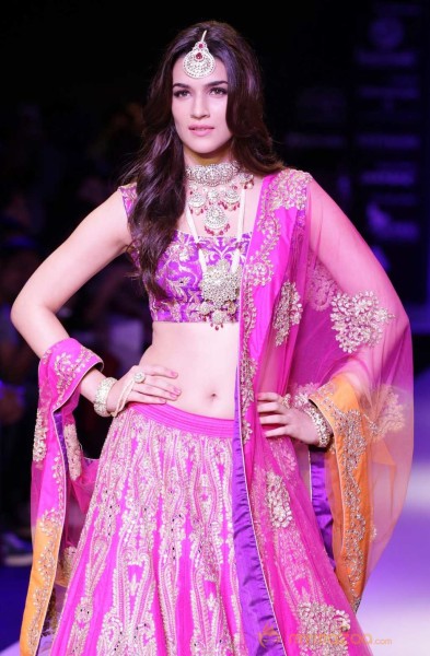  Kriti Sanon IIJW 2015 Ramp Walk Stills 