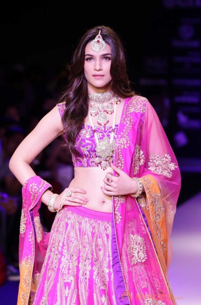  Kriti Sanon IIJW 2015 Ramp Walk Stills 