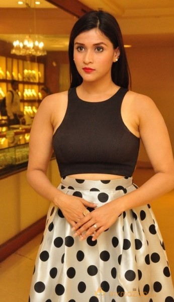 Mannara Chopra Latest Hot Tight Top Show Pics