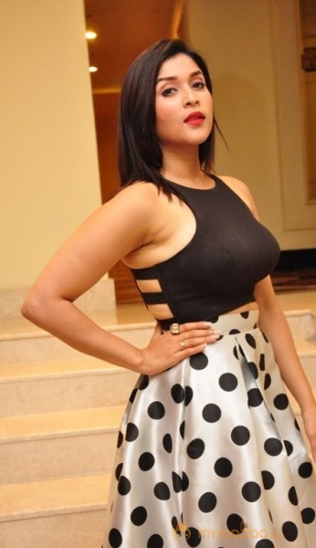 Mannara Chopra Latest Hot Tight Top Show Pics