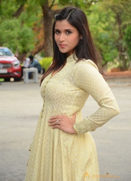 Mannara Chopra Photo Gallery