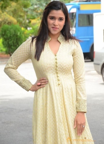 Mannara Chopra Photo Gallery