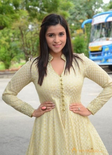 Mannara Chopra Photo Gallery