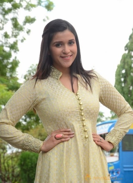 Mannara Chopra Photo Gallery