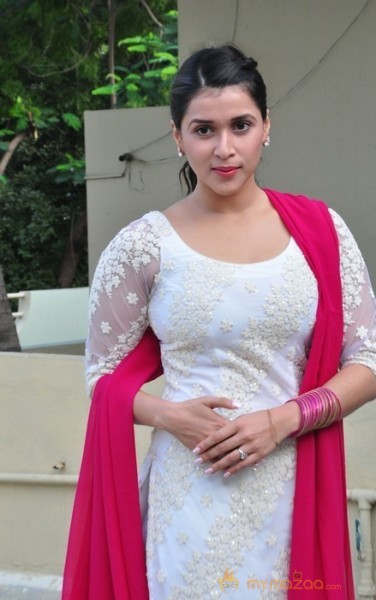 Mannara Chopra Photos