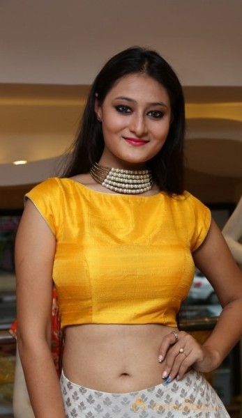 Nilofer Sexy Navel Hot Yellow Dress Pics