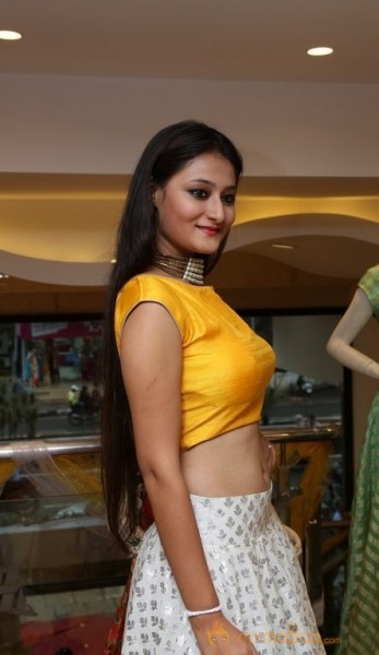 Nilofer Sexy Navel Hot Yellow Dress Pics