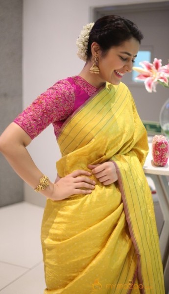 Raashi Khanna Saree Photos