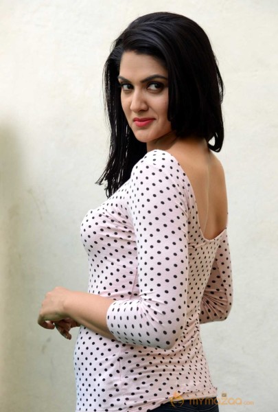  Sakshi Chowdary James Bond Press Meet Stills 