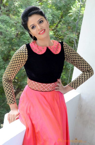  Srimukhi Photoshoot At Dhanalakshmi Talupu Tadithey Press Meet 