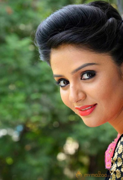  Srimukhi Photoshoot At Dhanalakshmi Talupu Tadithey Press Meet 