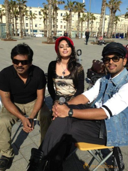 Allu Arjun Iddarammayilatho Working Stills