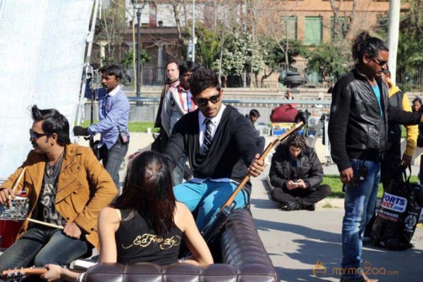 Allu Arjun Iddarammayilatho Working Stills