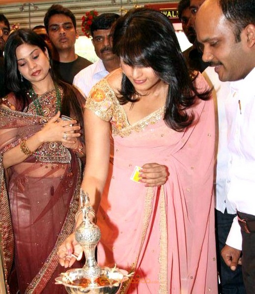 Anushka Launches MBS Jewellery Showroom